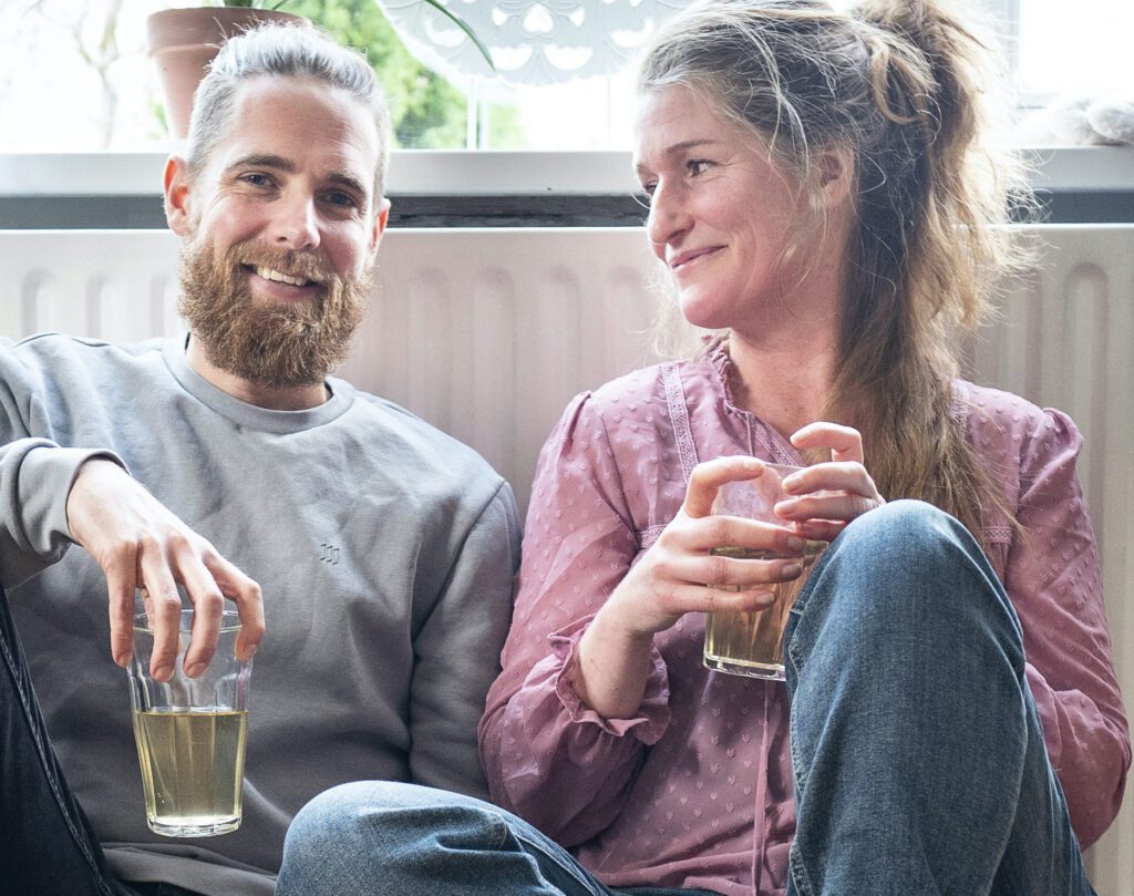 Man en vrouw aan een kopje thee